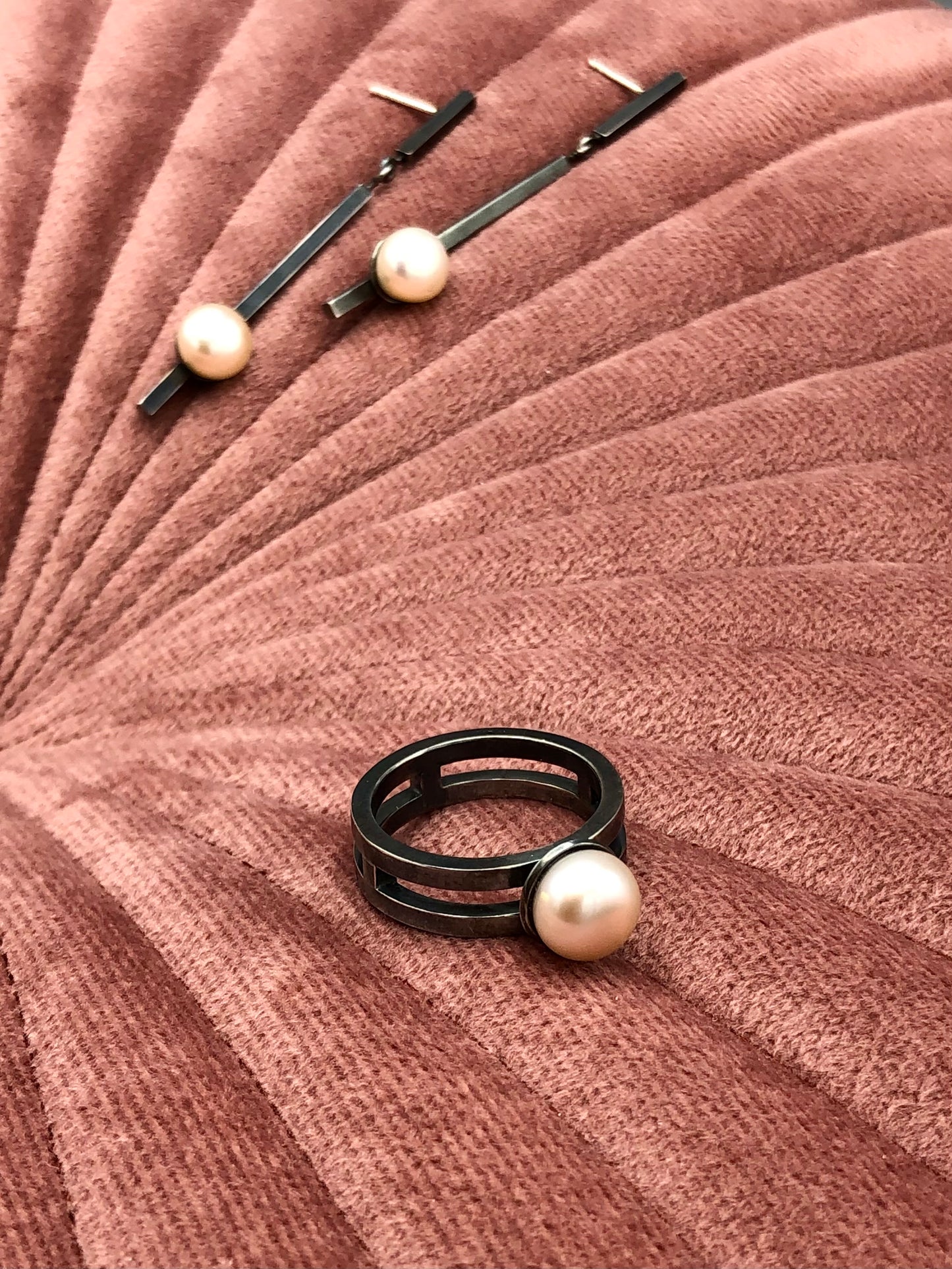 Noir & Pearl - Ring Alignment