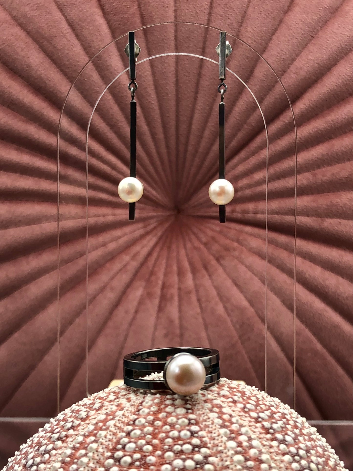 Noir & Pearl - Ring Alignment